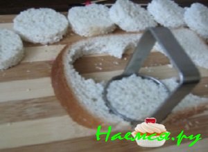 Рюмочкой либо специальной предназначенной выемкой 