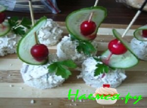 Аккуратно нарезать свежий огурчик на тонкие ломтики. На деревянную шажку для канапешек осторожно одеть ломтик огурчика и ягодку клюквы, воткнуть ее в канапешку