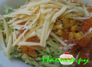 Сыр натереть на терке крупного размера, посыпать им содержимое салатницы.