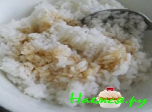 В готовый рис добавить соевый соус и хорошенечко перемешать