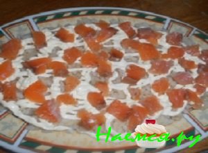 половину рыбных кубиков сверху на слой риса, немного смазать майонезом