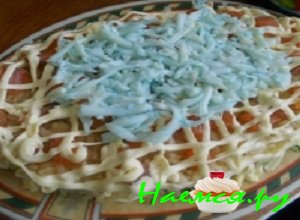 Теперь необходимо смешать оставшуюся измельченную семгу и вареный рис, выложить их последним слоем и обильно смазать майонезом