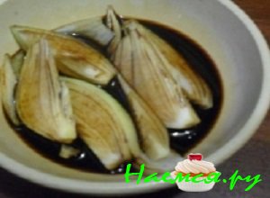 Добавить темный бальзамик, йодированную соль и молотого перчика 