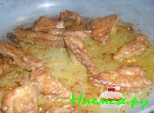 На разогретую сковороду выложить 