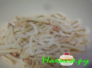 Остывшие тушки измельчить тоненькой соломкой