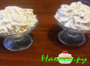 Аккуратно выложить праздничный салат &laquo;Зимушка-зима&raquo; в салатницу или в креманки индивидуально для каждого приглашенного гостя. Убрать праздничный салат &laquo;Зимушка-зима&raquo; в холодильник.