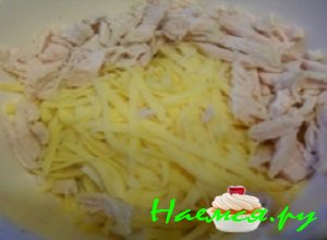 Сыр потереть терке крупного размера таким образом чтобы получилась длинная тоненькая соломка. Филе курицы промыть, снять с него кожицу и отварить до готовности в соленой воде, после чего остудить и разобрать мясо на тоненькие волокна. 