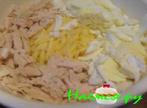 Куриные яйца залить холодной 