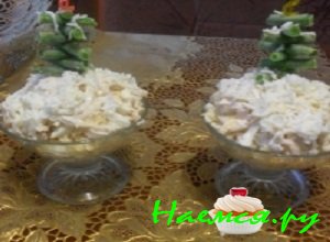 Стручкевую фасоль отварить не очищая. Нанизать ее на зубочистки, чтобы получились &laquo;елочки&raquo;. Украсить праздничный салат &laquo;Зимушка-зима&raquo; симпатичными новогодними &laquo;елочками&raquo;. Приятного аппетита!