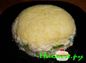 После этого нарезать застывшее желе на кубики среднего размера.