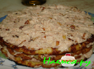 Каждый блин обильно смазать приготовленной начинкой. Последний блин дополнительно пропитать майонезом и посыпать оставшейся половиной тертого сыра. 