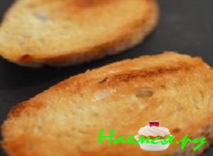 Багет аккуратно нарезать небольшими ломтиками