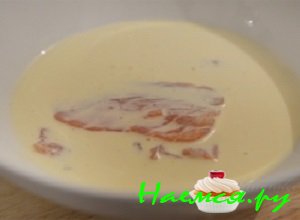 С филе семги осторожно снять кожуру