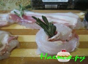 После этого закрепить рыбные рулетики деревянной шпажкой