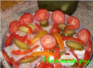 Теперь помойте, просушите томаты, порежьте их кружками и обложите ими края сковороды, а также один кружок помидорчика положите по серединке блюда