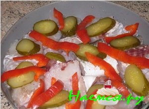 Далее помойте сладкий болгарский перец, порежьте его в виде соломки и выкладывайте сверху на огурцы.