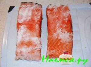 Потом порезанную рыбу кусочками обваляйте в соли и сахаре