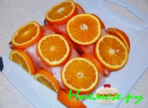 Сверху рыбу обложите порезанными апельсинами и отставьте емкость с лососем в сторонку, пусть маринуется несколько часов