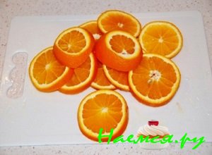Далее помойте апельсины, просушите их и порежьте цитрусы в виде кружочков