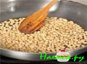 Сразу поставьте сковороду на огонь, масло не вливайте и обжарьте на разогретой сковороде орехи, обжаривайте их 5 минут