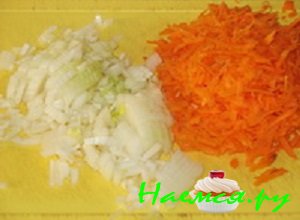 Потрите лук и морковь на тёрке