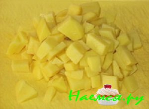 Порежьте картофель