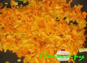 Обжарьте лук и морковь