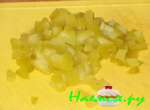 Порежьте огурчики