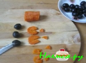 Тоненькую морковку почистить и отварить до готовности, после чего порезать ее кружочками, которые будут являться основой-лапками будущих пингвинчиков