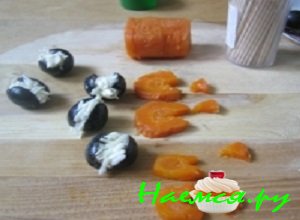 Половинки маслин аккуратно нафаршировать приготовленной начинкой