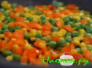 Болгарский перчик вымыть, вырезать сердцевину и порезать его кубиками