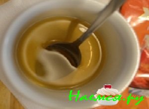 Желатин развести прохладной кипяченой водой, после чего распустить его на водяной бане, при этом все крупинки должны полностью раствориться в воде