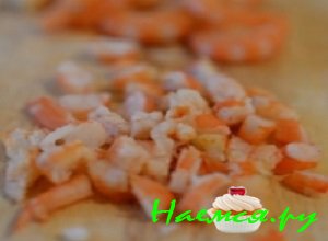 Креветки разморозить и отварить их до готовности примерно парочку минут