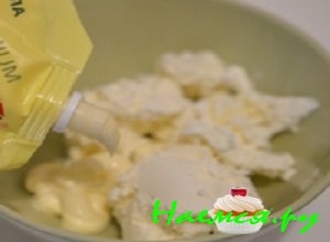 Для приготовления заправки следует смешать сливочный сыр с майонезом