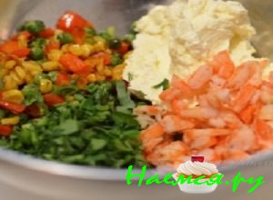 Зелень хорошенечко промыть под холодной проточной водой, обсушить и порубить ножом