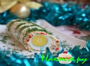 Готовый праздничный рулет с креветками развернуть и можно подавать к столу, предварительно украсив его зеленью