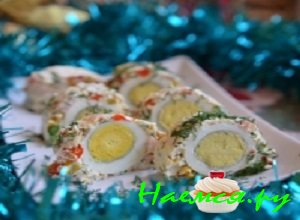 Перед подачей порезать праздничный рулет с креветками на порции