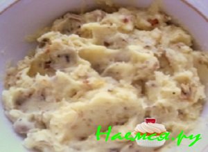 Смешать обжаренные грибочки с лучком вместе с приготовленным картофельным пюре