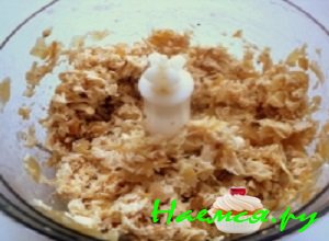 Переложить куриное мясо в кухонный блендер и немного его измельчить