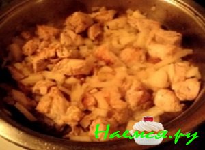 Для приготовления мясной начинки необходимо промыть и порезать куриное филе на небольшие аккуратные кусочки, затем поджарить их на раскаленном растительном маслице до золотистой румяной корочки