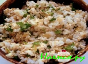 К измельченному куриному мясу добавить предварительно промытый и отваренный отваренный рис, мелкорубленную зелень петрушки