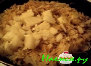 Для того, что приготовить капустную начинку следует промыть и мелко нашинковать капусту