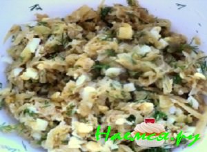 Добавить к капустной начинке рубленое вареное яйцо и измельченную зелень укропчика