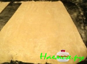 При желании для пирога можно самостоятельно приготовить тесто, а можно использовать магазинное