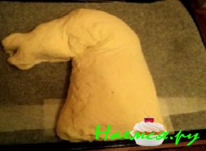 Противень застелить специальной пекарской бумагой. Пирог развернуть швом вниз и приступить к формированию лошадиной головы