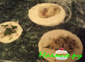 Из оставшегося дрожжевого теста вырезать небольшие кружки диаметром примесно семь см, по центру каждого кружка выложить по чайную ложечку любой из начинок