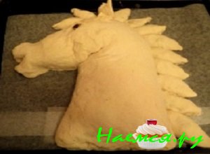 Из пирожков сформировать гриву лошади.