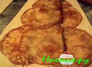 Накрыть начинку из мяса слоем блинчиков