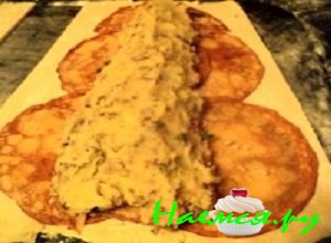 Сверху выложить половинку картофельно-грибной начинки и снова накрыть ее блинчиками