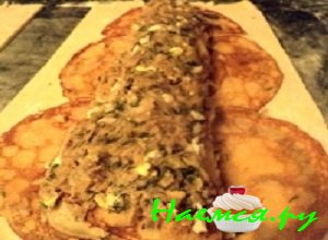 Затем также выложить половинку капустной начинки